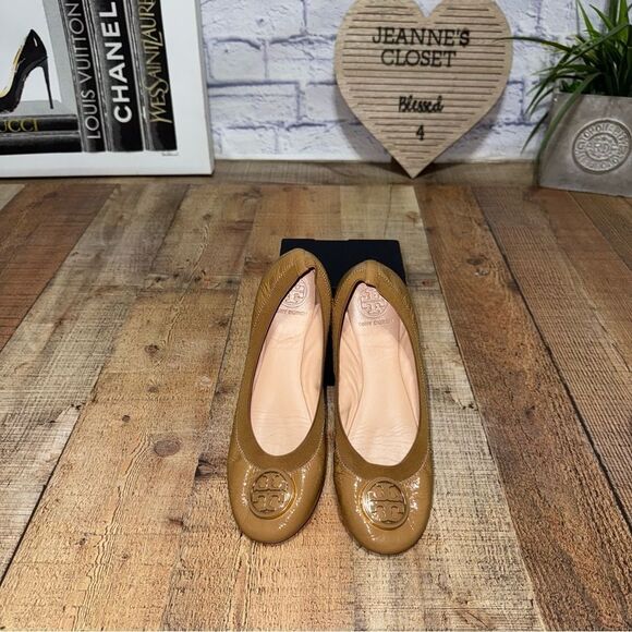 Tory Burch Flats Womens 8M Nude Beige Caroline Ballet Patent Leather Slip On - Picture 1 of 10
